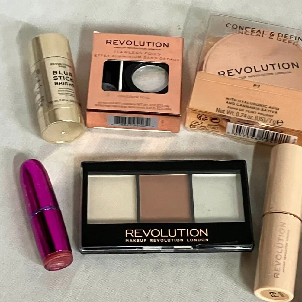 Makeup Revolution 10 Pieces Set Primer Foundation Contour Lipstick Brow Kit